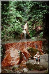 Azorerna Morgan vid varmt vattenfall i tropisk djungel