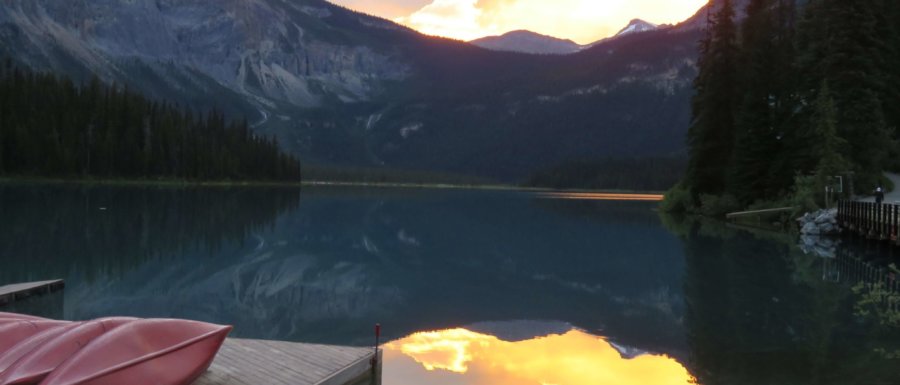 Tidig morgon 4.30 vid Emerald Lake - magiskt vacker