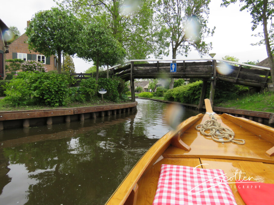 Tour on the canals in Giethoorn with Punterwerf wooden sloop