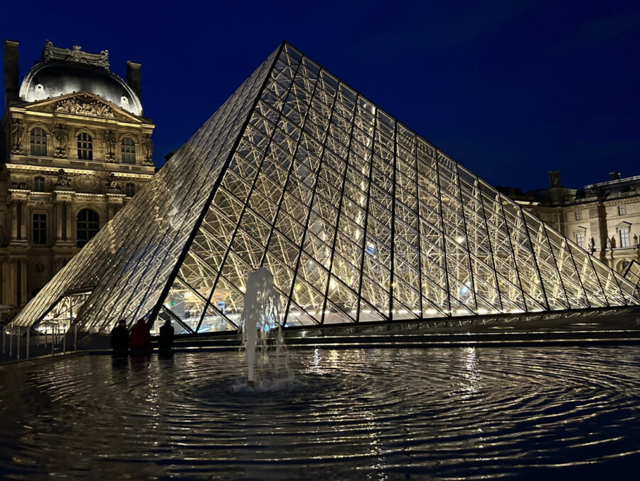 Louvre pyramide by night