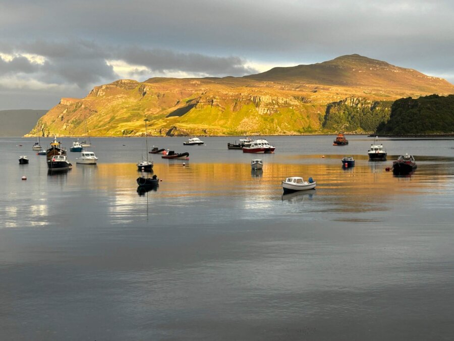 Bukten i Portree, Isle of Skye i vackert kvällsljus
